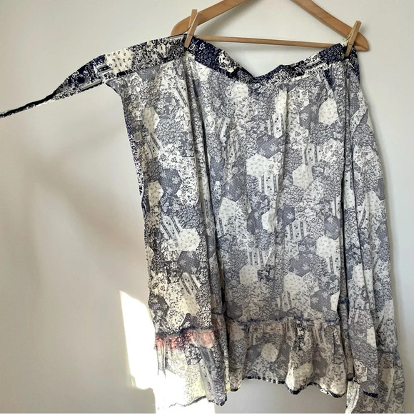 Elegant Blue and White Midi Skirt with Red Accents - Picture 3 of 5